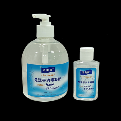75%アルコールを消毒するアロエの抗菌が付いている即刻手のSanitizerのゲルを詰めている家族