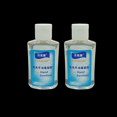 75%アルコールを消毒するアロエの抗菌が付いている即刻手のSanitizerのゲルを詰めている家族